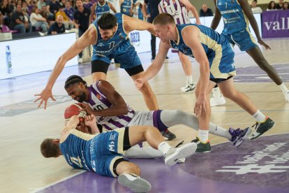 N'Guessan pelea por el balón desde el suelo. / LOSTAU