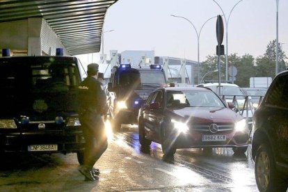 Normalidad en la terminal 1 del aeropuerto de Barajas, tras la llamada de Tsunami Democràtic a colapsar los accesos del aeródromo madrileño en respuesta a la sentencia del ’procés’, este lunes.-DAVID CASTRO