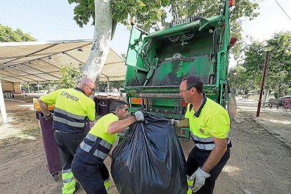 Los servicios de limpieza trabajan en el parque de Las Moreras.-PABLO REQUEJO