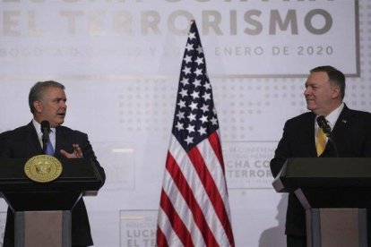 Iván Duque y Mike Pompeo en una cumbre antiterrorismo en Colombia.-AP