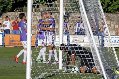 Mata es felicitado por Miguel, mientras Toni se acerca a ambos, tras marcar el único gol del partido; Champagne observa el balón.-PABLO REQUEJO