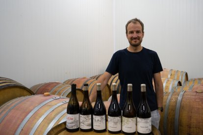 Miquel Udina, en el interior de la nave de crianza, con sus vinos serranos.- E.M.