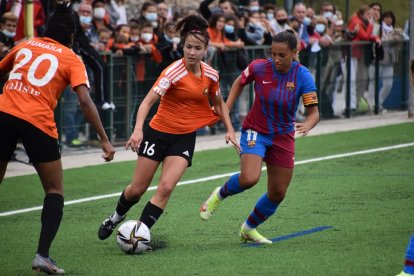 Elisa conduce el balón en el choque ante el Barcelona. / E.M.
