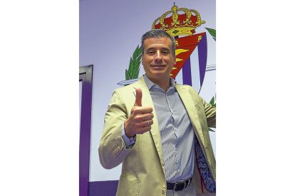 Miguel Ángel Gómez, ante el escudo del Real Valladolid.-M.Á. SANTOS