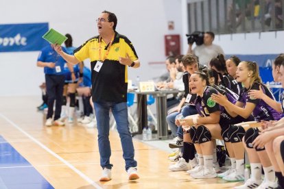 Miguel Ángel Peñas en el banquillo del Aula dando instrucciones durante el último envite en Oviedo. / EL MUNDO