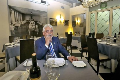 En la imagen, el hostelero Lucio Pastor  en el comedor del nuevo establecimiento Casa Lucio reconvertido en gastrobar.-MANUEL BRÁGIMO