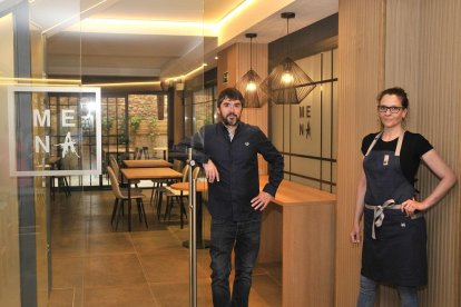 Óscar García  y Mónica Pascual apuestan por democratizar la alta cocina a través de las tapas con ‘Mena, la Cocina del Mercado’, su nuevo establecimiento en Soria.-VALENTÍN GUISANDE