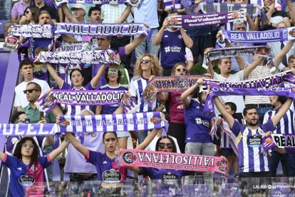 Aficionados del real Valladolid animando al equipo con sus bufandas, con los escudos viejo y nuevo. / LALIGA