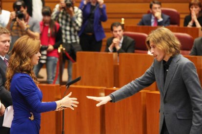 El procurador de Podemos Pablo Fernández en el momento de rechazar la medalla en la sesión constitutiva de la IX Legislatura de las Cortes de Castilla y León-Ical