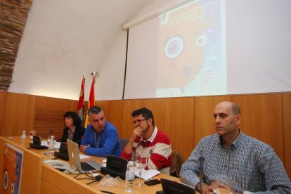 La jefa de Sección de Acción Cultural de la Junta, Erundina Iglesias, junto al concejal de Cultura del Ayuntamiento de Ponferrada, Santiago Macías (2I), y los organizadores del Festival de Cine de Ponferrada, Antonio Cidón (2D), y Antonio Morán (D), duran-Ical