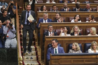 Óscar Puente comparece en el Congreso de los Diputados con unas zapatillas. -ÓSCAR PUENTE