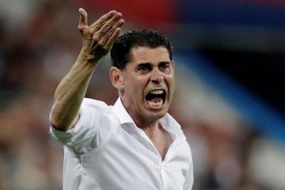 Hierro da instrucciones en Sochi a los jugadores de España ante Portugal.-/ REUTERS / UESLEI MARCELINO