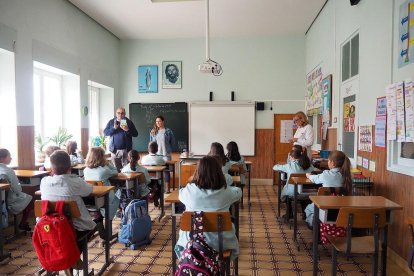 Los niños escuchan las explicaciones de ‘El juego de las emociones’ en el colegio San Vicente de Paul de Rioseco.-EL MUNDO