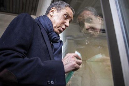 Eduardo Zaplana, en los juzgados de Valencia, donde acude regularmente a firmar para cumplir con la medida preventiva que le impuso la jueza.-MIGUEL LORENZO