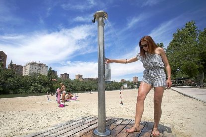 Una chica se refresca en las duchas de la playa de Las Moreras-PHOTOGENIC