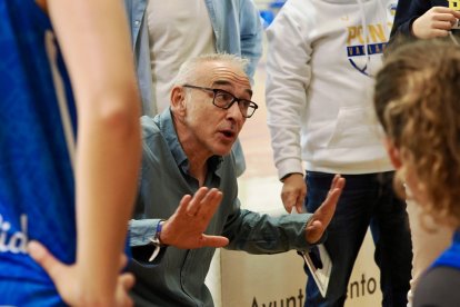 El entrenador de Ponce Ginemédica Chuchi Fernández, en un tiempo muerto. / PHOTOGENIC