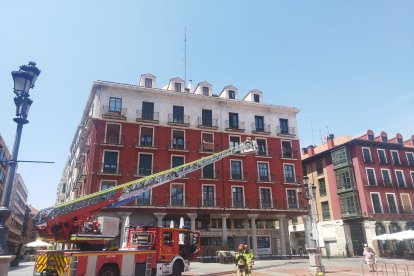 Fotos de los bomberos en la Plaza Mayor.- E.M.