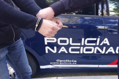 Un hombre detenido por agentes de la Policía Nacional.-P.N.