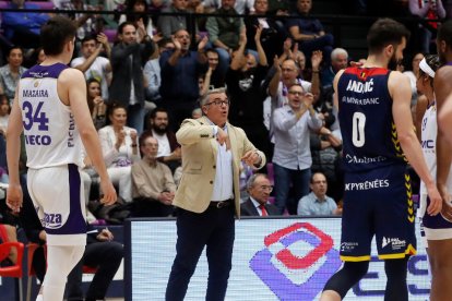 Paco García da instrucciones en el Real Valladolid-Andorra. / PHOTOGENIC