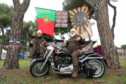 Vítor Cardozo y Ana Alberto, procedentes de Setúbal, en la concentración motera de Pingüinos 2024. -J.M. LOSTAU