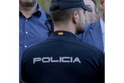 Agentes de la Policía Nacional detienen a dos jóvenes en Segovia-E.M.