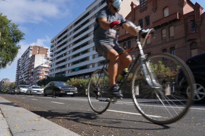 Un joven circula por la Avenida Isabel La Católica. / ICAL