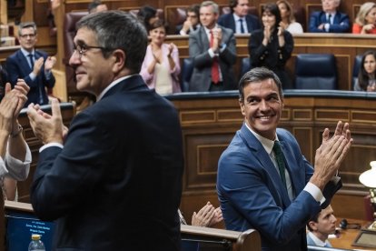 Patxi López y Pedro Sánchez durante la primera sesión del debate de investidura.- E. PRESS