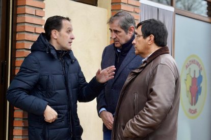 El presidente de la Diputación de Valladolid, Conrado Íscar, durante la visita a las instalaciones de la Asociación de Familiares de Enfermos de Alzheimer. - E.M.