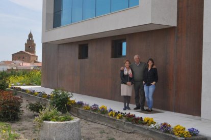 El bodeguero Félix Lorenzo Cachazo arropado por Rita Heras y Ángela Lorenzo.En las fotos pequeñas, exterior de la nueva bodega, viñedo prefiloxérico y ampliación de la zona de elaboración.-I. M.