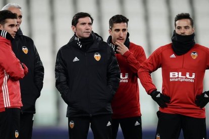 Marcelino, entrenador del Valencia (de azul), durante el entrenamiento en Turín.-