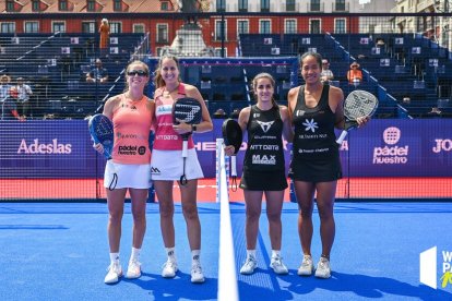 Bea Caldera junto a Godallier, a la derecha, antes del encuentro en la pista central. / WPT