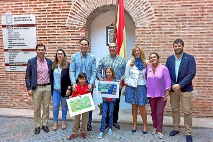 Luis Carlos Salcedo, Nadia González, Guzmán Gómez, Francisco García, Paloma Domínguez, Olga Mohíno, Borja del Barrio y los niños Iñaki Sánchez e Irene García, ayer, tras la recogida de premios en el patio del Ayuntamiento.-EL MUNDO