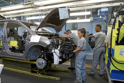 Operarios trabajando en la factoría de Renault en Valladolid. J.M. LOSTAU