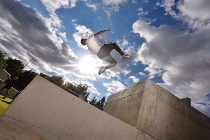 Vallatarde y Vallanoche organizan talleres y torneos de parkour durante las fiestas de San Pedro Regalado.- VALLANOCHE