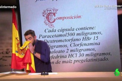 Imagen del polémico sketch de Dani Mateo en El Intermedio en el que se suena con la bandera española-ATRESMEDIA TELEVISIÓN