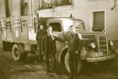 Camión de reparto en 1958, en los inicios de la empresa. En la imagen Jesús, cuñado del fundador, Simón Olmos y Pedro, hijo de éste.-L.P.