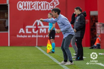Pacheta da indicaciones desde la banda de Anduva. / LA LIGA