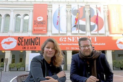 Los productores Jamila Wenske y Sol Brondy, ayer, frente al Teatro Calderón.-LETICIA PÉREZ / ICAL