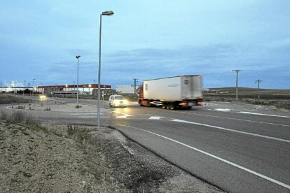 Rotonda en la carretera de Olmedo.- E.M.