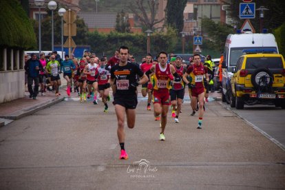 Primeros metros de la carrera del Turrón de Arroyo. / L. A. Prieto