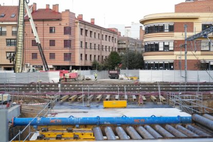 Obras del túnel bajo las vías en la calle Padre Claret. -J.M. LOSTAU