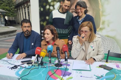 Los candidatos de VTLP, María Sánchez, en el centro, junto con Alberto Bustos y Rocío Anguita, en el balance de campaña.- EUROPA PRESS