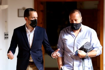 El presidente de la Diputación de Valladolid, Conrado Íscar, junto al presidente de la Asociación Pajarillos Educa, Alberto Rodríguez. - ICAL