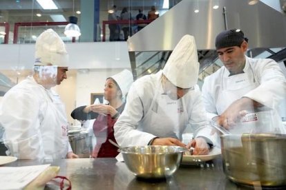 Participantes en el proyecto Plas Plas de la Federación de Asociaciones de Personas Sordas de Castilla y León para formarlos en la Escuela Internacional de Cocina de Valladolid durante la elaboración de la prueba final.-ICAL