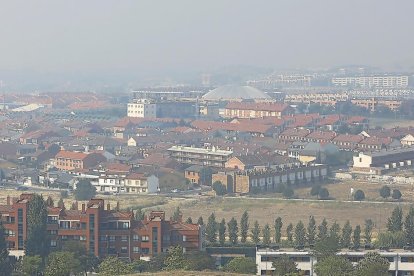 Vista del lado sur de Parquesol y del barrio de Aranzana de Arroyo de la Encomienda ayer, bajo la nube de humo procedente de Galicia.-J.M. LOSTAU