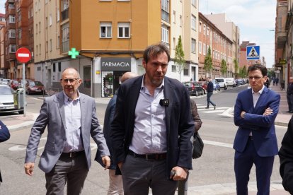 Óscar Puente, entre el concejal Juan Carlos Hernández y el portavoz socialista Pedro Herrero. ICAL