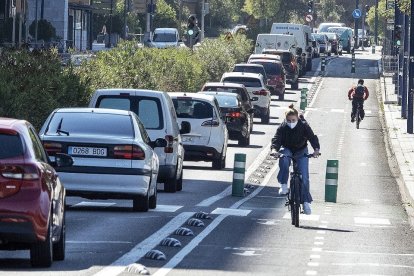 Nuevos carriles para bicicletas en Isabel la Católica en la capital vallisoletana. MIGUEL ÁNGEL SANTOS