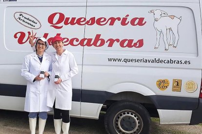 Las hermanas María de Chilla y Begoña Chozas con un lote de productos ante su furgoneta distribuidora.-A. G.