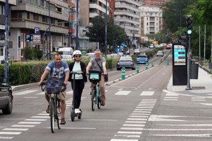 Carril bici del paseo de Isabel la Católica de Valladolid.- ICAL