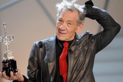 Ian McKellen, recogiendo el premio Donostia en el 2009.-AFP / RAFA RIVAS